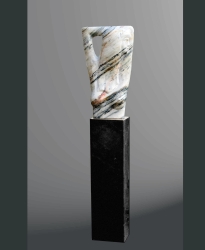 Mazurek // Akt_marmur_czarny_dąb_h-175cm