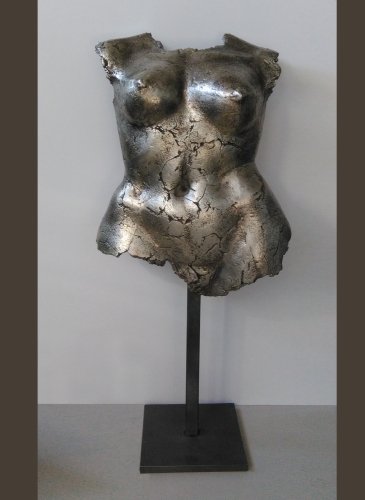 Ograbisz_Hanna_Torso_K_h_55cm_80cm_ceramika_srebrzona(F).jpg