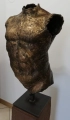 Ograbisz_Hanna_Torso_M golden v_h_79cm_h_ze_stojakiem_80cm_post140P.jpg