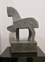 Roman Solski // Koń kubistyczny / aluminium / granit / h 45 cm
