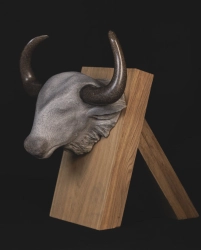 Tomasz Frąckowiak / Głowa Byka / kamień, dąb / 78 x 55 cm /