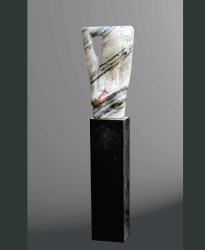 Mazurek // Akt_marmur_czarny_dąb_h-175cm